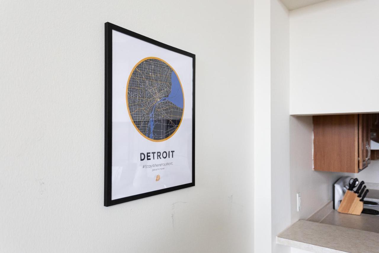 Frontdesk I River Place Apts Rivertown Detroit Apartment Room photo