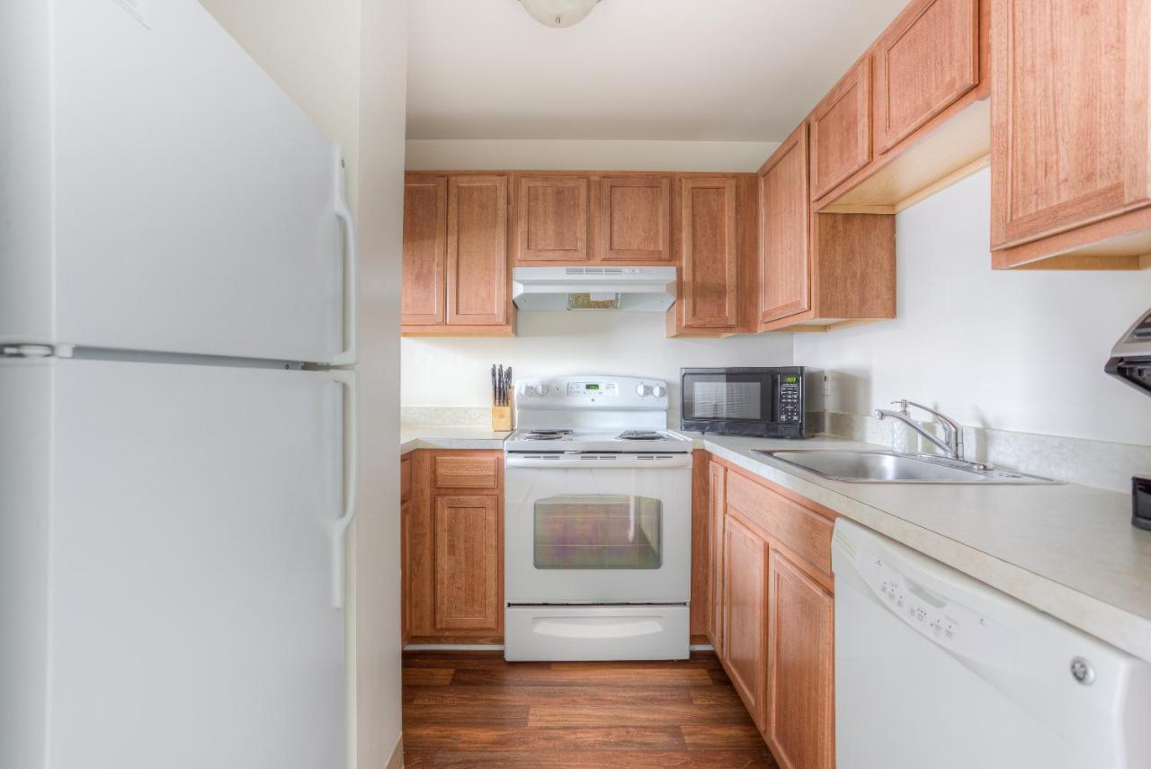 Frontdesk I River Place Apts Rivertown Detroit Apartment Room photo